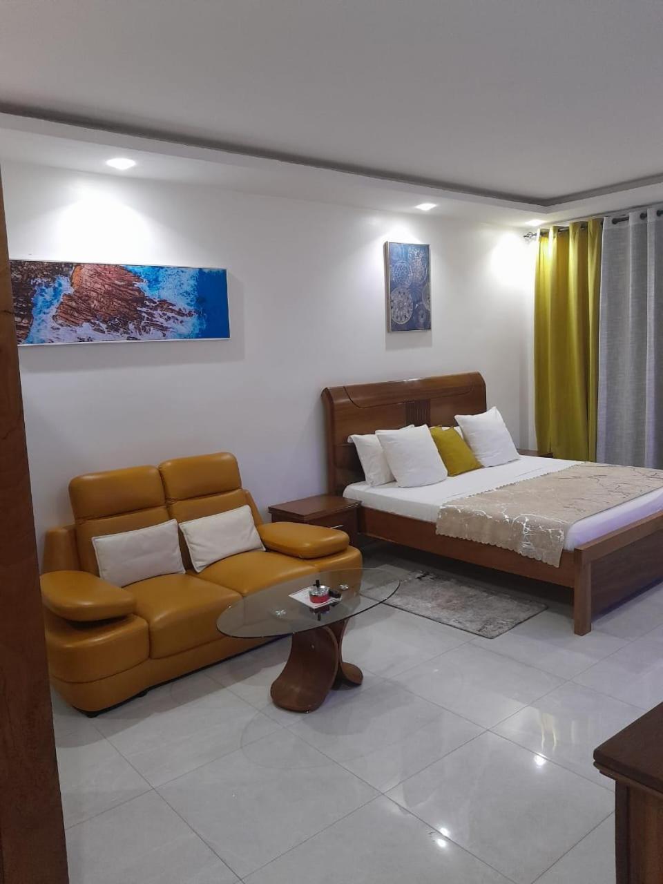 Faby 1 Couette-café Dakar
